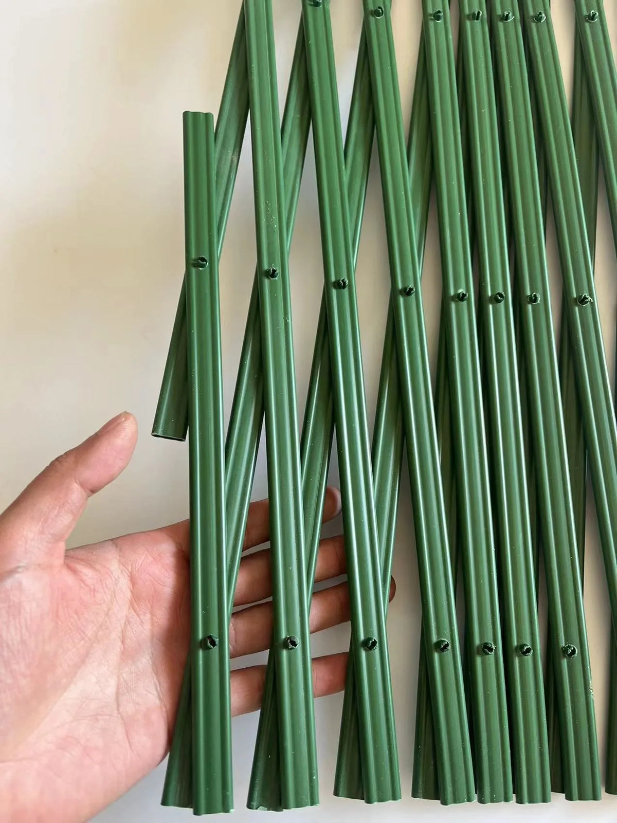 Expandable Garden Trellis, Thickened Plastic Lattice Fence Retractable Plant Support for Climbing Plants Vine Rose Ivy